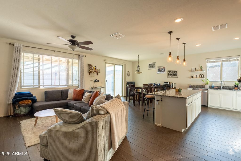 Image 6 of property listing at 1813 E GRENADINE Road, Phoenix, AZ 85040