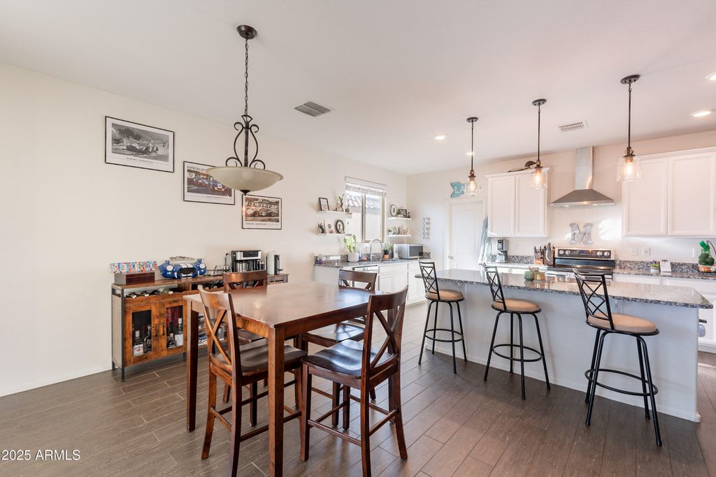 Image 7 of property listing at 1813 E GRENADINE Road, Phoenix, AZ 85040