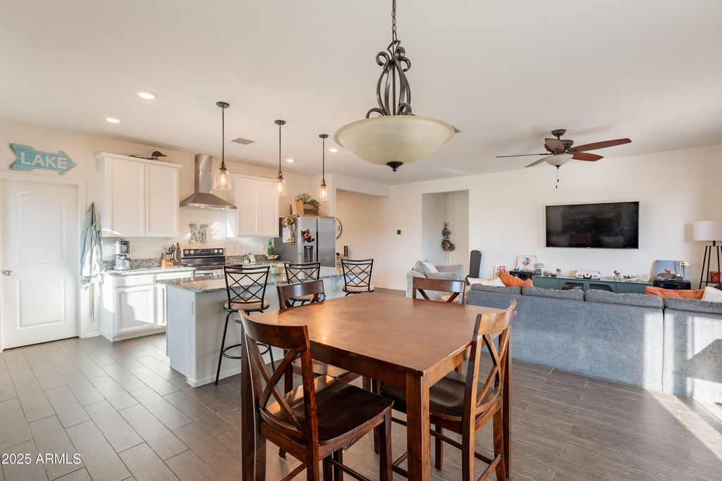 Image 8 of property listing at 1813 E GRENADINE Road, Phoenix, AZ 85040