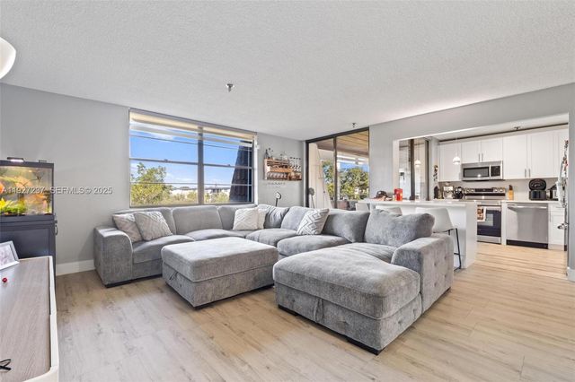 661 NE 195th St 408, Miami, FL 33179