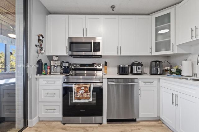 661 NE 195th St 408, Miami, FL 33179