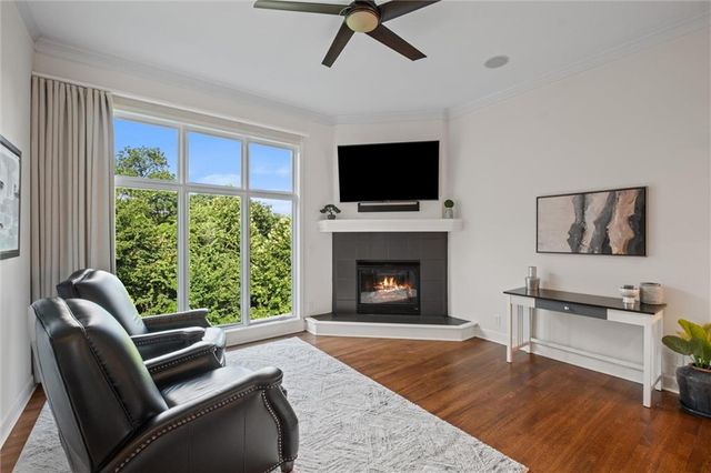 8190 Shoreline Drive, Parkville, MO 64152