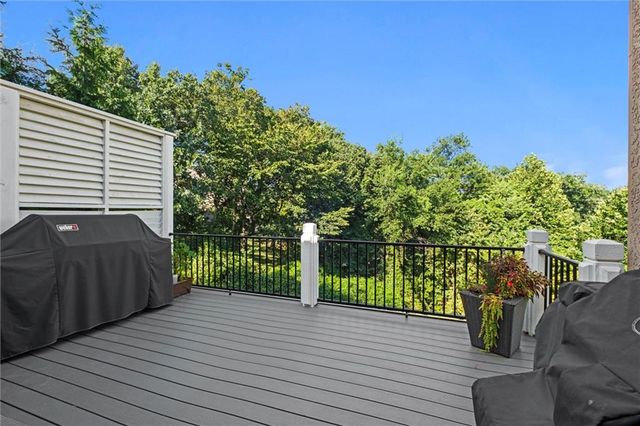 8190 Shoreline Drive, Parkville, MO 64152