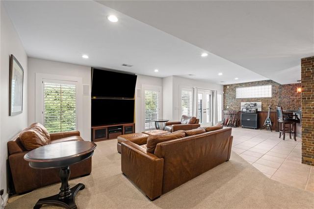 8190 Shoreline Drive, Parkville, MO 64152