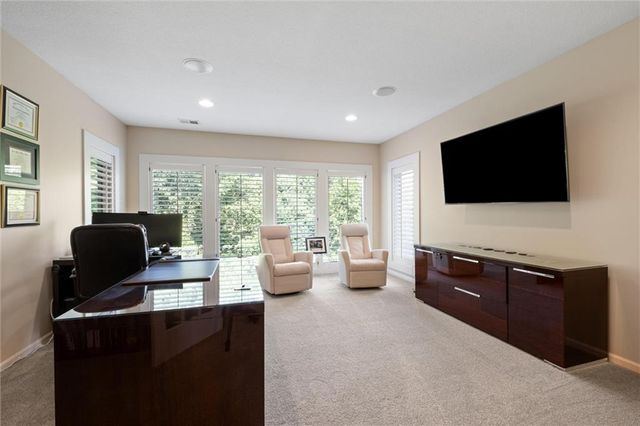 8190 Shoreline Drive, Parkville, MO 64152