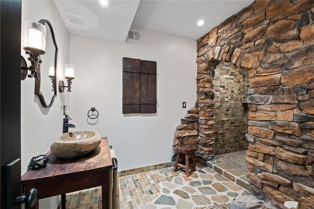 8190 Shoreline Drive, Parkville, MO 64152