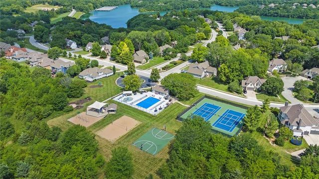 8190 Shoreline Drive, Parkville, MO 64152