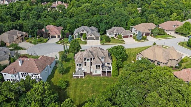 8190 Shoreline Drive, Parkville, MO 64152