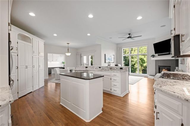 8190 Shoreline Drive, Parkville, MO 64152