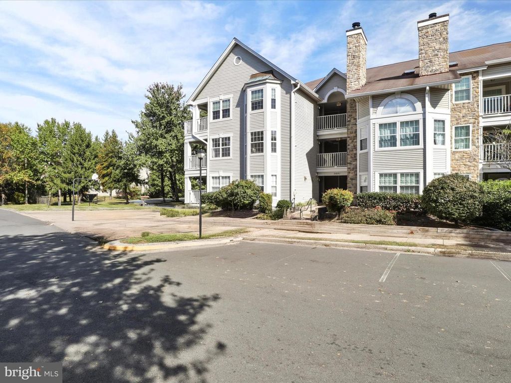 5601 WILLOUGHBY NEWTON DR #15, Centreville, VA 20120