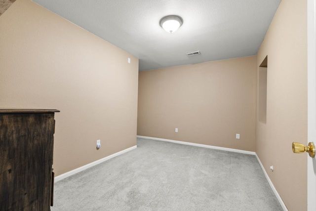 609 7th St SE, Minot, ND 58701