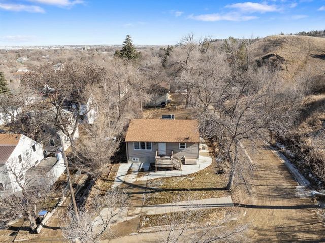 609 7th St SE, Minot, ND 58701