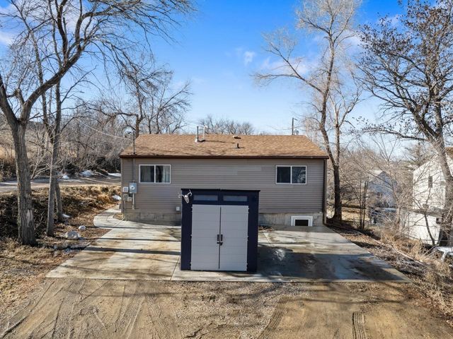 609 7th St SE, Minot, ND 58701