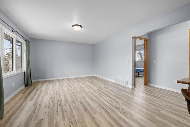 609 7th St SE, Minot, ND 58701