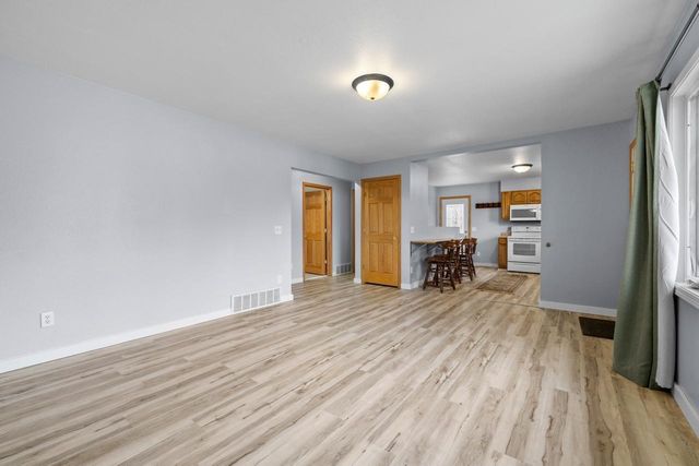 609 7th St SE, Minot, ND 58701