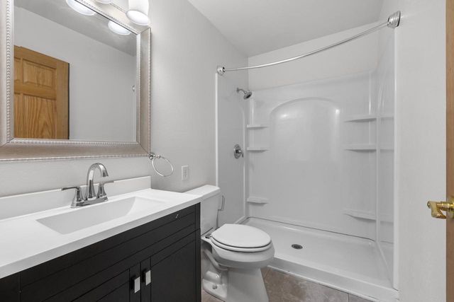 609 7th St SE, Minot, ND 58701