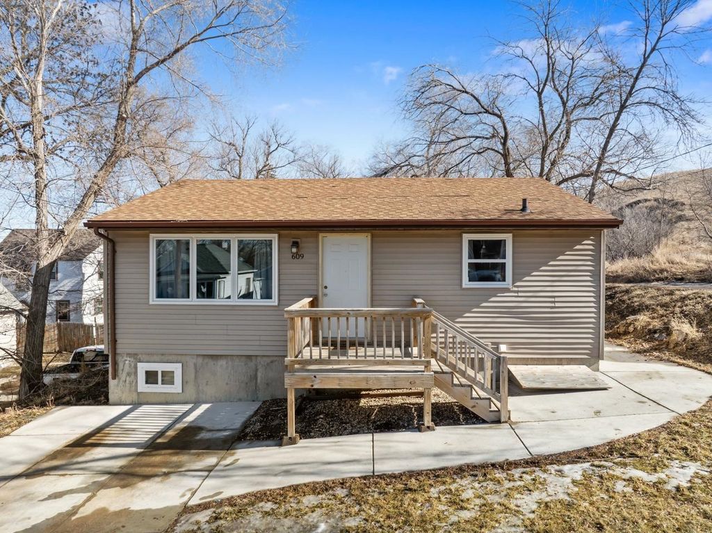 609 7th St SE, Minot, ND 58701