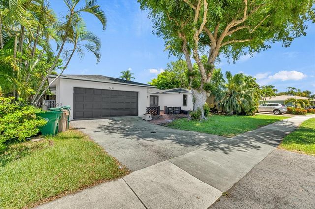 8207 SW 26th Pl, Davie, FL 33328