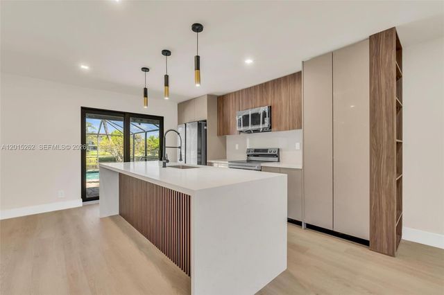 8207 SW 26th Pl, Davie, FL 33328