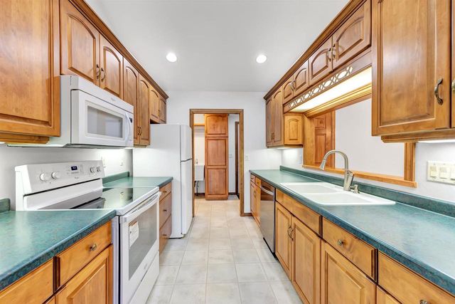 423 WOODFIELD DRIVE, Green Bay, WI 54313