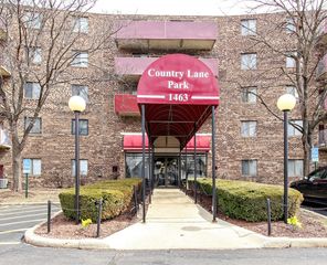 1463 Mercury Drive 203, Schaumburg, IL 60193