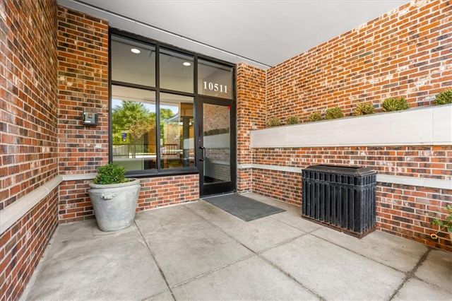 10511 Mission Road 305, Leawood, KS 66206