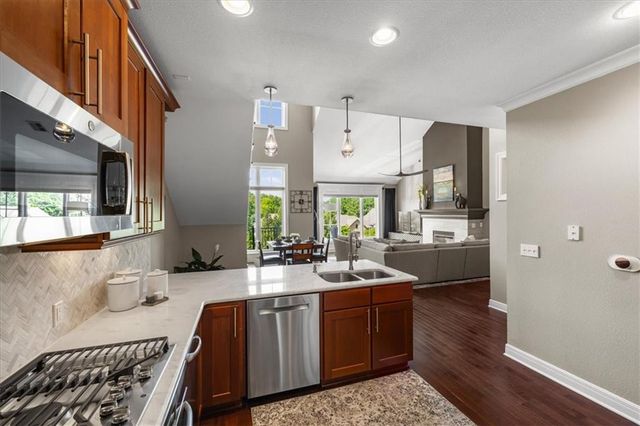10511 Mission Road 305, Leawood, KS 66206