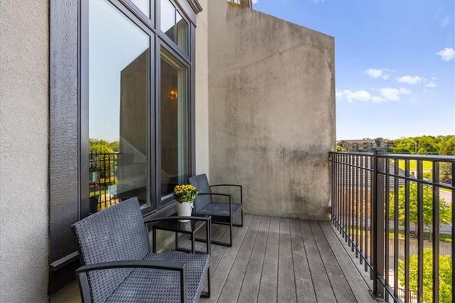 10511 Mission Road 305, Leawood, KS 66206