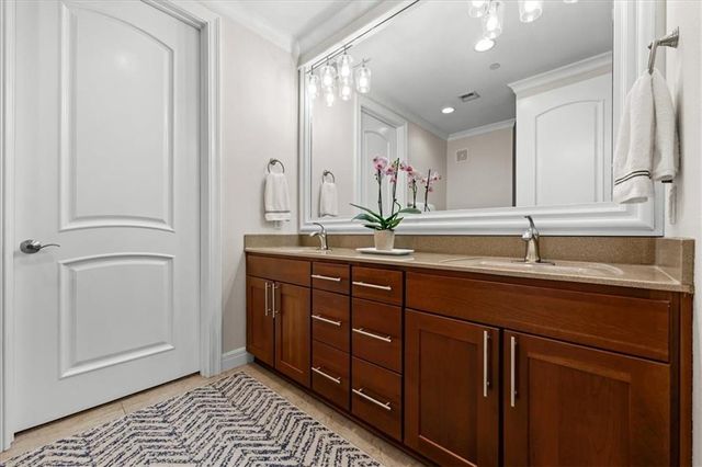 10511 Mission Road 305, Leawood, KS 66206