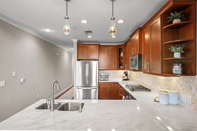 10511 Mission Road 305, Leawood, KS 66206