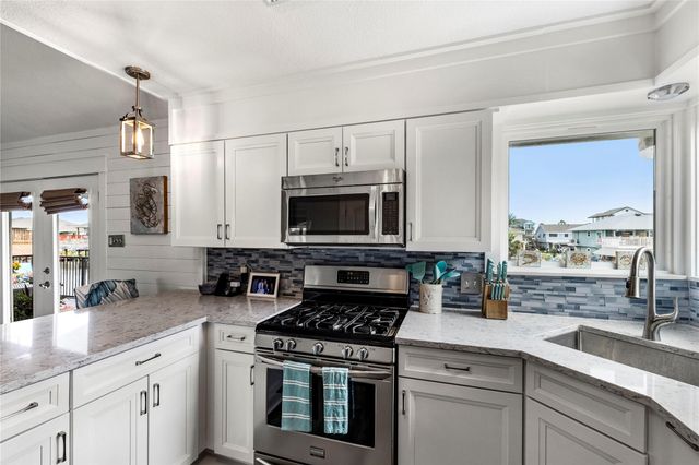 967 Bonita Street, Bayou Vista, TX 77563