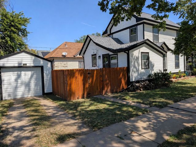 520 S 10th St, Salina, KS 67401