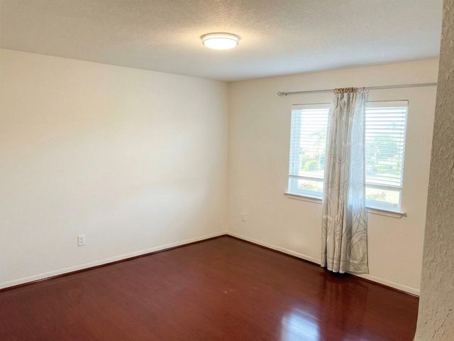 2032 Creek Shore Lane, Pearland, TX 77581