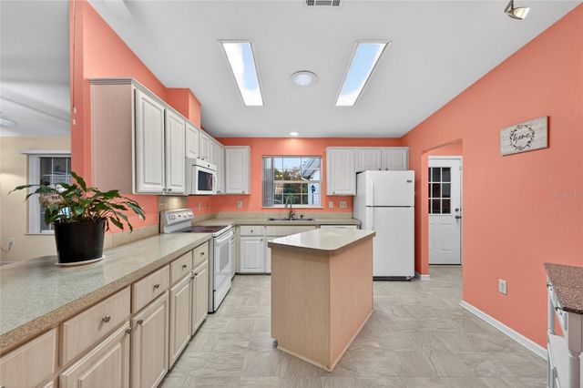 9712 US HIGHWAY 301, Dade City, FL 33525