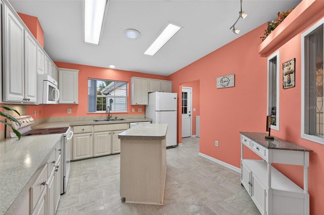 9712 US HIGHWAY 301, Dade City, FL 33525