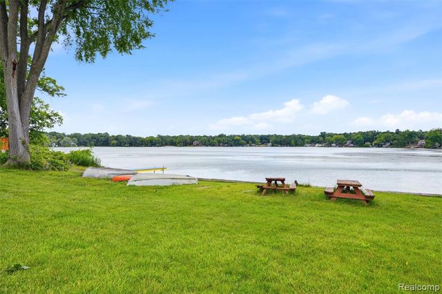 11034 Grand River Road, Brighton, MI 48116