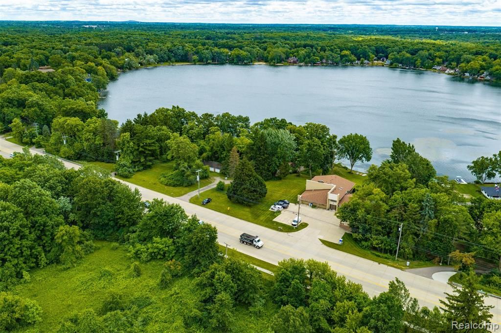 11034 Grand River Road, Brighton, MI 48116