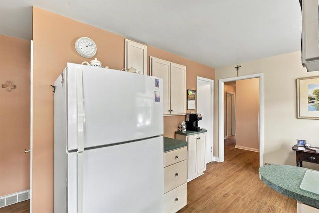 854 E CECIL STREET, Neenah, WI 54956