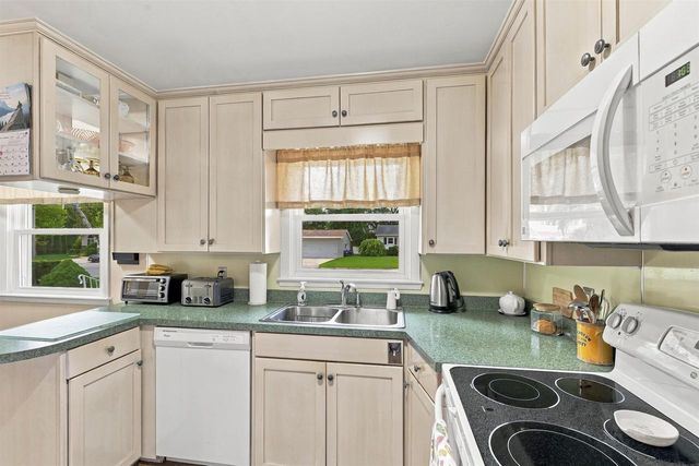 854 E CECIL STREET, Neenah, WI 54956