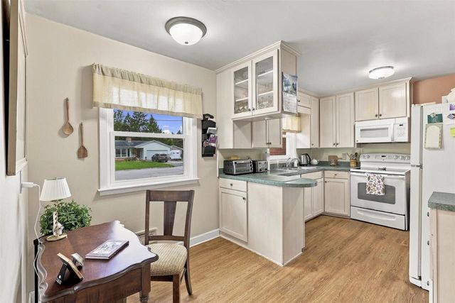 854 E CECIL STREET, Neenah, WI 54956