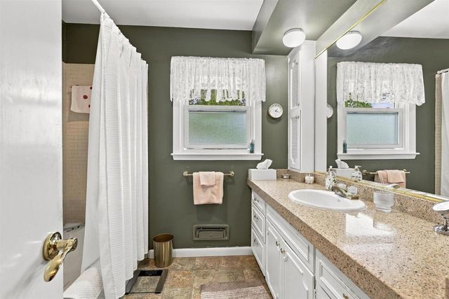 854 E CECIL STREET, Neenah, WI 54956