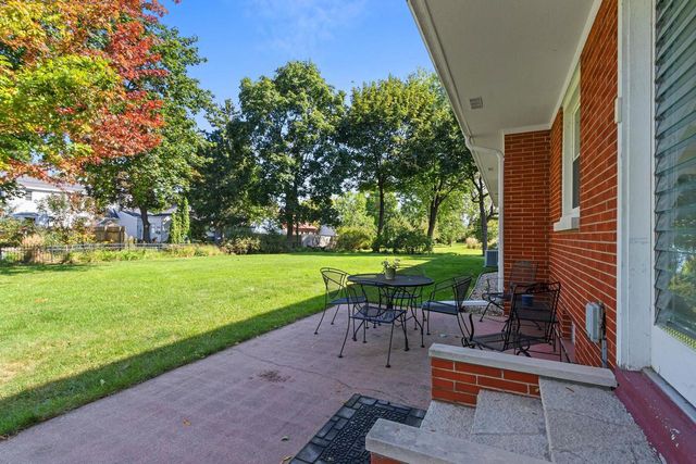 854 E CECIL STREET, Neenah, WI 54956