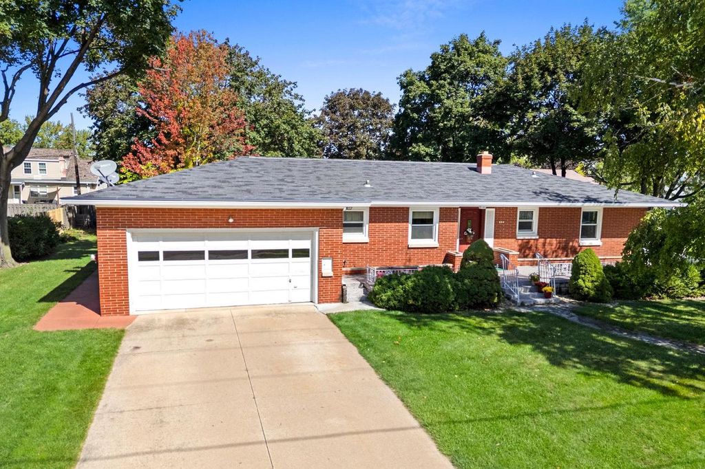 854 E CECIL STREET, Neenah, WI 54956