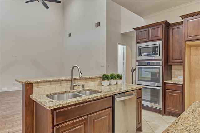 32 Waterford Way, Montgomery, TX 77356