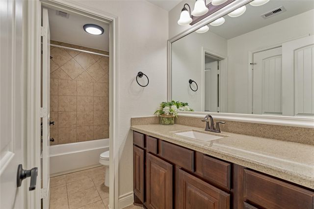 32 Waterford Way, Montgomery, TX 77356
