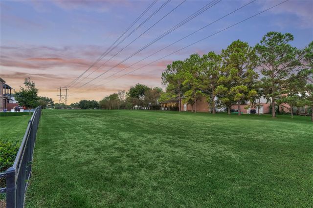 32 Waterford Way, Montgomery, TX 77356