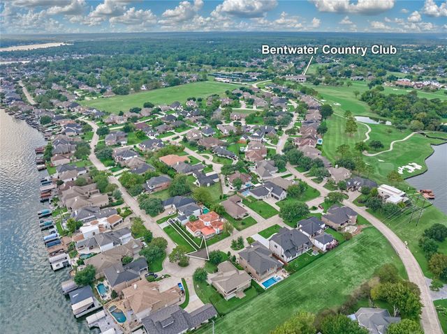 32 Waterford Way, Montgomery, TX 77356
