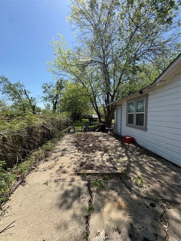 2564 High Crest Avenue, Fort Worth, TX 76111