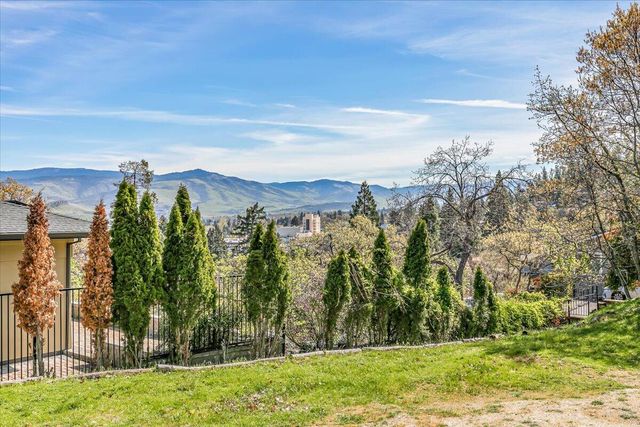 166 Nob Hill Street, Ashland, OR 97520