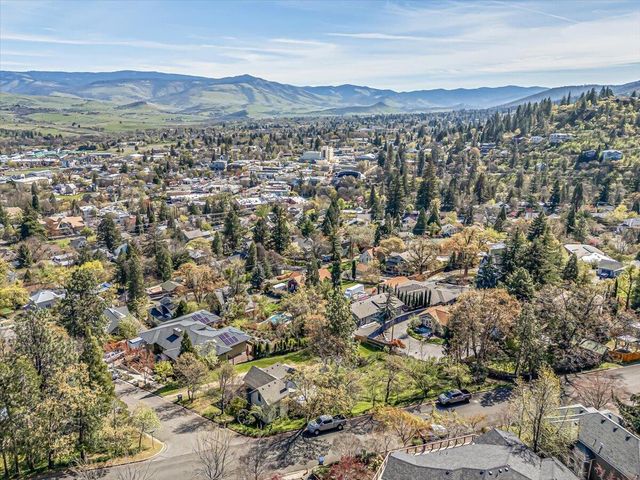 166 Nob Hill Street, Ashland, OR 97520